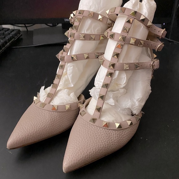 *SOLD* Valentino Garavani Calfskin Rockstud Pumps - Picture 1 of 10